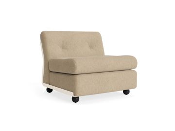 Der Amanta 1-Sitzer in Cremebeige (Turf Sand) ist ein moderner armloser Sessel mit getufteter Rückenlehne, abgerundeten schwarzen Beinen und nachhaltigem Design, dargestellt auf weißem Hintergrund.