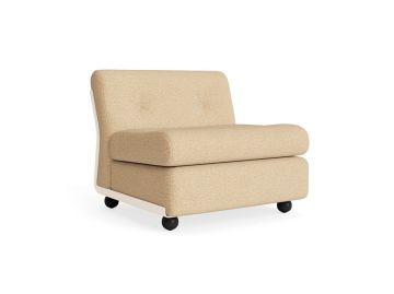 Der Amanta 1-Sitzer (creme-beige / Vanir 413) ist ein armloser Loungesessel mit abgerundeten Kanten und schwarzen Beinen, der vom Mid-Century Design inspiriert ist und vor einem weißen Hintergrund steht.