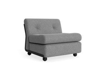 Der Amanta 1-Sitzer (anthrazit / Hallingdal 126) ist ein moderner, grau gepolsterter Loungesessel mit getufteter Rückenlehne und abgerundeten schwarzen Beinen, der vom Mid-Century-Design inspiriert ist und aus nachhaltigen Materialien hergestellt wird, hi