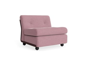 Der Amanta 1-Sitzer hat eine burgunderrote Yuma 1851-Polsterung und dunkle Holzbeine, die vom Mid-Century-Design inspiriert sind und vor einem weißen Hintergrund stehen.