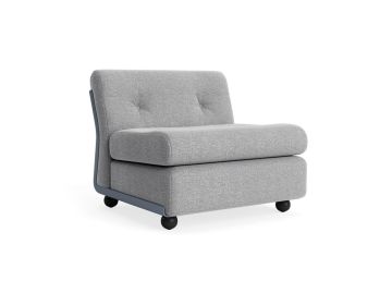 Der Amanta 1-Sitzer in frostblau (Hallingdal 130) ist ein armloser Polsterstuhl mit Knopftuftung und schwarzen, abgerundeten Beinen, der jedem Raum einen eleganten Mid-Century-Design-Touch verleiht.