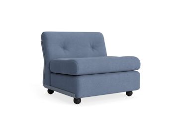 Der Amanta 1-Sitzer in Frostblau (Osumi 30) ist ein moderner armloser Sessel mit getufteter Rückenlehne und schwarzen runden Füßen, der vom Design der Jahrhundertmitte inspiriert ist und vor einem weißen Hintergrund steht.