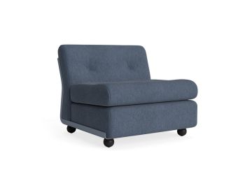 Der Amanta 1-Sitzer (frost blue / Turf blue grey) ist ein armloser Stuhl mit getufteter Rückenlehne und kurzen schwarzen Beinen, inspiriert vom Mid-Century-Design für zeitlose Eleganz.