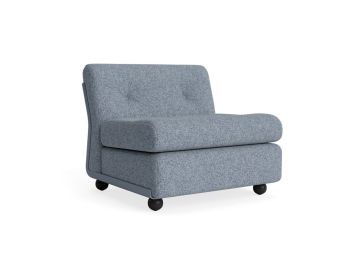 Der Amanta 1-Sitzer (frostblau / Vanir 733) ist ein moderner, armloser Stuhl mit abgerundeten Kanten und schwarzen Beinen, der aus nachhaltigen Materialien hergestellt wird und vom Design der Jahrhundertmitte inspiriert ist, dargestellt auf weißem Hinterg