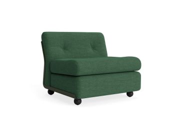 Der armlose Sessel Amanta 1-Sitzer (Flaschengrün / Mode 040) hat eine gepolsterte Sitzfläche und Rückenlehne auf schwarzen, runden Füßen, inspiriert vom Mid-Century Design, auf weißem Hintergrund.