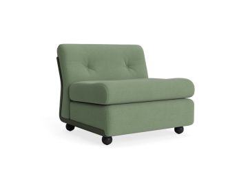 Amanta 1-Sitzer Loungesessel in Flaschengrün (Osumi 27) mit getufteter Rückenlehne, armlosem Design und abgerundeten schwarzen Beinen, inspiriert vom Mid-Century-Design, auf weißem Hintergrund.