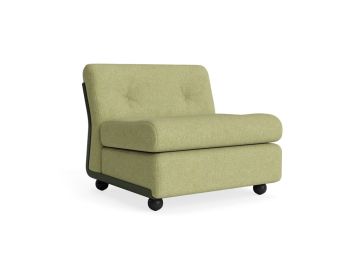 Amanta 1-Sitzer in Flaschengrün (Vanir 943): Armloser Stuhl mit gepolsterter Rückenlehne, schwarzen runden Beinen, Mid-Century-Design und aus nachhaltigen Materialien hergestellt. Abgebildet auf einem weißen Hintergrund.