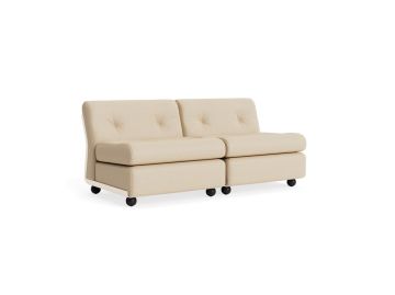 Das Hay-Amanta-2 Sitzer-Sofa ist ein moderner beiger Zweisitzer mit getufteten Kissen, schwarzen Rädern an jedem Bein und hergestellt aus nachhaltigen Materialien.