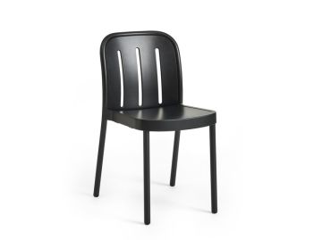Ein schwarzer Deville Chair mit geschwungener Rückenlehne und drei vertikalen Schlitzen im modernen Bistro-Stil steht vor einem weißen Hintergrund. Ein schwarzer Deville Chair mit geschwungener Rückenlehne und drei vertikalen Schlitzen im modernen Bistro-Stil steht vor einem weißen Hintergrund.