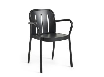 Deville Armchair (anthrazit) ist ein moderner Bistrostuhl mit Armlehnen und drei vertikalen Schlitzen in der Rückenlehne, dargestellt vor einem weißen Hintergrund.