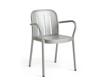 Der Deville Armchair (Silbergrau) ist ein moderner Aluminium-Gartenstuhl mit Armlehnen und drei vertikalen Schlitzen in der Rückenlehne.