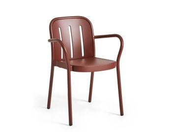 Der eisenrote Deville-Sessel mit Armlehnen und Lattenrost-Rückenlehne ist ein moderner Bistrostuhl, der auf einem weißen Hintergrund abgebildet ist.