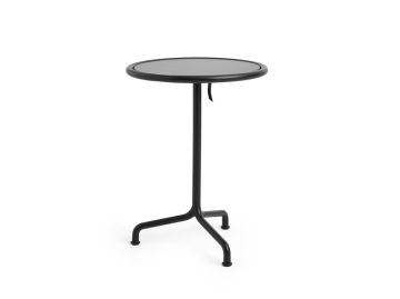 Deville Table Ø55cm: runder schwarzer Metalltisch mit schlankem Mittelbein und drei abgewinkelten Füßen, abgebildet auf weißem Hintergrund.