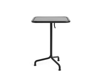 Ein kompakter schwarzer Deville Tisch 55x55cm mit abgerundeten Kanten und drei Beinen, ideal als stilvoller Bistro-Tisch, abgebildet auf einem weißen Hintergrund.