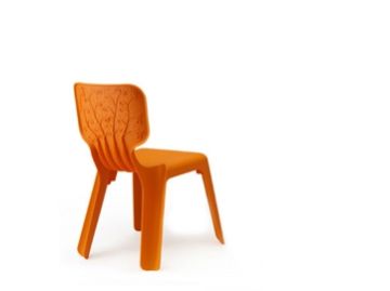 Ein orangefarbener Alma Kinderstuhl mit einem Baumzweigmuster auf der Rückenlehne, das moderne Kindermöbel repräsentiert, vor einem weißen Hintergrund.
