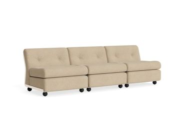 Das Hay-Amanta-3Sitzer-Sofa verfügt über drei beigefarbene Sitze mit getufteten Rückenlehnen und schwarzen Rädern pro Sektion, die sich vor einem weißen Hintergrund abheben und Ihrem Wohnraum moderne Vielseitigkeit und Stil verleihen.