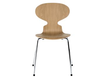 Die Ameise 3101 (Eiche natur) ist ein moderner, von Arne Jacobsens Design inspirierter Holzstuhl mit geschwungener Rückenlehne und Metallbeinen (von vorne gesehen).