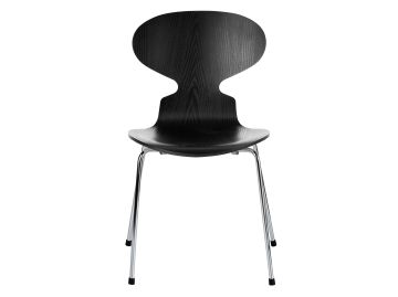 Ein moderner Stuhl aus schwarzer Esche Die Ameise 3101 mit geschwungener Rückenlehne und verchromten Beinen, von vorne betrachtet, inspiriert von Arne Jacobsens ikonischem Design für Fritz Hansen.