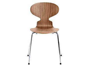 Die Ameise 3101 (Walnuss natur) ist ein moderner Holzstuhl mit geschwungener Rückenlehne und Metallbeinen, inspiriert von Arne Jacobsens Design, in der Vorderansicht auf weißem Hintergrund im Stil von Fritz Hansen.