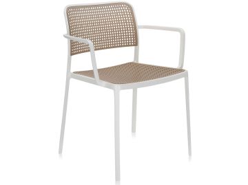 Der Audrey Armlehnenstuhl Lagerabverkauf (weiß/sand) zeichnet sich durch ein modernes weißes Gestell, eine sandfarbene perforierte Sitzfläche und Rückenlehne sowie Armlehnen aus - perfekt für Fans des kultigen Kartell Stuhl Audrey Designs.