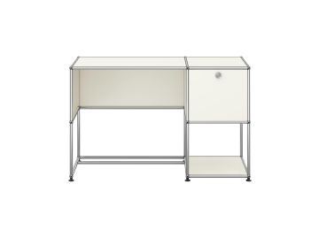 Der USM Haller Schreibtisch ist ein minimalistischer, weißer Schreibtisch aus pulverbeschichtetem Stahl mit offenen Ablagen und einem abschließbaren Schrank auf der rechten Seite - ein Beispiel für das zeitlose Design von USM Möbelbausysteme.