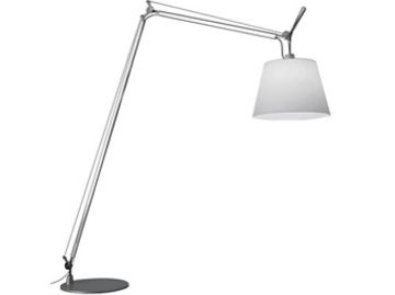 Die Tolomeo Maxi (weiß) ist eine moderne, verstellbare Schreibtischleuchte mit langem Metallarm, dimmbarer Funktionalität und einem weißen Lampenschirm auf einem runden Sockel.