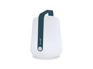 Die Balad Tischleuchte H25 (acapulcoblau) ist eine kabellose Lampe mit blauem Griff und Knopf, Fermob Logo am Henkel - perfekt als stilvolle Outdoorlampe für gemütliche Abende.