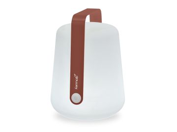 Ockerrote Balad Tischleuchte H38 mit Fermob-Label und rundem Knopf in der Nähe des Stiels, perfekt als Outdoorlampe.