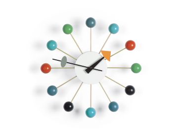 Die Ball Clock (mehrfarbig) von Vitra zeichnet sich durch bunte Kugelenden und geometrische Zeiger aus, die von einem schlichten weißen Zentrum ausstrahlen.