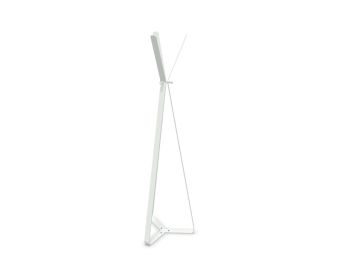 Minimalistischer Garderobenständer Bend (weiß) aus pulverbeschichtetem Stahl mit dreieckigem Sockel und zwei schrägen Haken, inszeniert vor schlichtem Hintergrund.