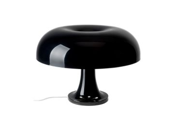 Die Tischleuchte „Nessino“ (schwarz) zeichnet sich durch einen glänzenden, gewölbten Kuppelschirm und einen kurzen, zylindrischen Sockel mit weißem Netzkabel aus – ein ikonisches Stück italienischen Designs der 1960er Jahre.