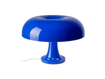 Die Tischleuchte „Nessino“ (blau) ist eine moderne Tischleuchte, die vom italienischen Design der 60er Jahre inspiriert ist. Mit ihrem glänzend blauen, donutförmigen Schirm und dem dazu passenden Sockel erinnert sie an den ikonischen Stil und wird hier vo