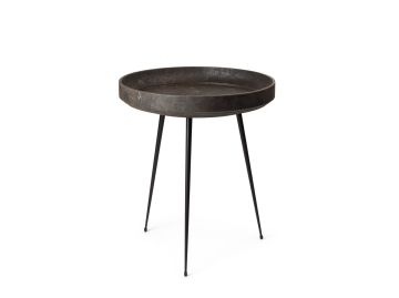 Der Bowl Table Waste Edition ist ein runder Beistelltisch aus dunklem Metall mit erhöhtem Rand und drei schlanken schwarzen Beinen, der aus recycelten Materialien hergestellt wird und einen nachhaltigen Look auf weißem Hintergrund bietet. Der Bowl Table Waste Edition ist ein runder Beistelltisch aus dunklem Metall mit erhöhtem Rand und drei schlanken schwarzen Beinen, der aus recycelten Materialien hergestellt wird und einen nachhaltigen Look auf weißem Hintergrund bietet.