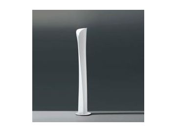 Die weiße Stehleuchte Cadmo (weiß, innen weiß) zeichnet sich durch ein modernes, geschwungenes Design aus und steht elegant vor einem dunkelgrauen Hintergrund.