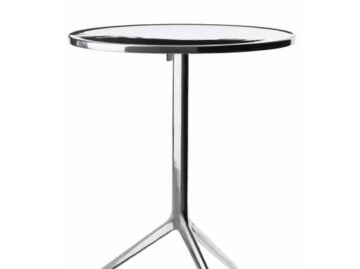 Der Central Beistelltisch von Magis mit einem Gestell aus poliertem Aluminium und einer reflektierenden schwarzen Platte ist ein moderner, stilvoller Klapptisch, der in 3 Varianten erhältlich ist - perfekt für jeden Raum.