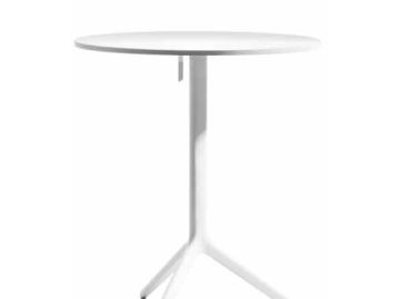 Der runde, weiße Central Klapptisch (weiß lackiert; HPL-Laminat, 3 Varianten) mit einem zentralen Bein und drei Füßen steht vor einem weißen Hintergrund - ein eleganter Magis Außentisch für jede moderne Einrichtung.