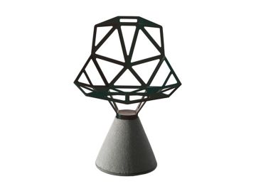 Der Chair One Zementsockel (schwarz) von MAGIS hat eine geometrische Rückenlehne aus Metall und einen konischen Betonsockel - ideal für den Einsatz im Freien.