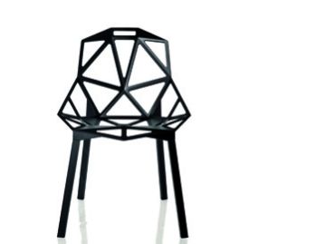 Der Stuhl One einfarbig aus Aluminium-Druckguss zeigt eine geometrisch durchbrochene Rückenlehne und Sitzfläche mit vier Beinen vor weißem Hintergrund.