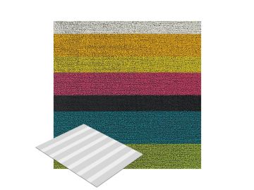 Eine Shag Bold Stripe Fußmatte (multi; M, 61 x 91 cm) mit bunten Streifen ist in der linken unteren Ecke übereinandergelegt und mit grauen und weißen Akzenten versehen.