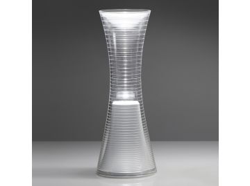 Eine moderne, klare Vase in Form einer Sanduhr mit weißen Streifen steht vor einem grauen Hintergrund - perfekt ergänzt durch die tragbare Leuchte "Come together (Weiß)".