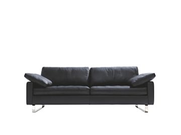 Das CONSETA Ledersofa mit Metallfüßen und abgewinkelten Seitenkissen vor weißem Hintergrund ist ein Designerstück, das modernen Stil mit zeitloser Eleganz perfekt verbindet.