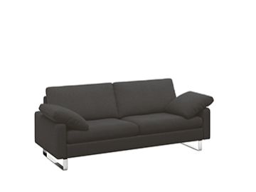 Dunkelgraues, modernes CONSETA Stoffsofa mit zwei Sitzkissen, zwei Rückenkissen und schlanken Metallbeinen auf weißem Hintergrund.
