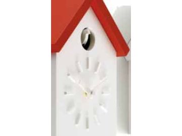 Cu-Clock (orange) von Magis hat ein orangefarbenes Dach und einen kleinen Vogel über dem Ziffernblatt, der Fukasawas minimalistisches Design unterstreicht.