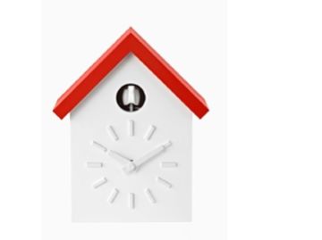 Die Cu-Clock von Magis ist eine weiße Kuckucksuhr mit rotem Dach, minimalistischem Zifferblatt und einer kleinen Vogelfigur über den Zeigern.