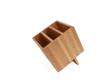Der Cubo Holzordner hat drei Fächer und ein schräges, einbeiniges Design mit zeitlosem Stil. Ideal als Zeitschriftensammler, passt er perfekt zu Eichenmöbeln vor einem klaren, weißen Hintergrund.