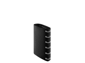 Ein schwarzes, ringgebundenes Notizbuch steht aufrecht vor einem weißen Hintergrund, der das schlanke Design des StayCool Weinkühlers (schwarz) widerspiegelt.