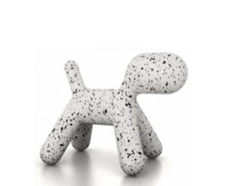 Der Puppy Dalmatiner ist eine weiße, gesprenkelte abstrakte Hundeskulptur mit abgerundeten Formen, die einem Dalmatiner ähnelt und sich von einem weißen Hintergrund abhebt.