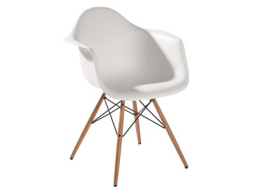 Ein weißer Vitra Armlehnstuhl mit DAW Gestell Ahorn gelblich (nicht recycelt) - jetzt im Lagerabverkauf, ideal für stilvolle Wohnräume mit eleganten Holzbeinen.