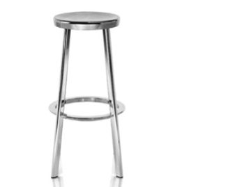 Der Déja-vu Stool ist ein hoher, silberner, dreibeiniger Barhocker von Magis mit einer runden Sitzfläche aus poliertem Aluminium, der auf weißem Hintergrund gezeigt wird.