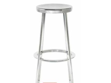 Ein hoher, silberner Déja-vu-Hocker (Aluminium) mit runder Sitzfläche und vier Beinen, die durch eine runde Fußstütze verbunden sind.
